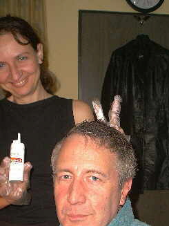 Dieter beim Haarefärben